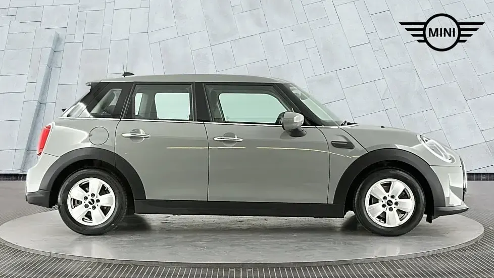Usado Mini Cooper Classic 134 HP (98 kW) 2022 Cinzento Citadino