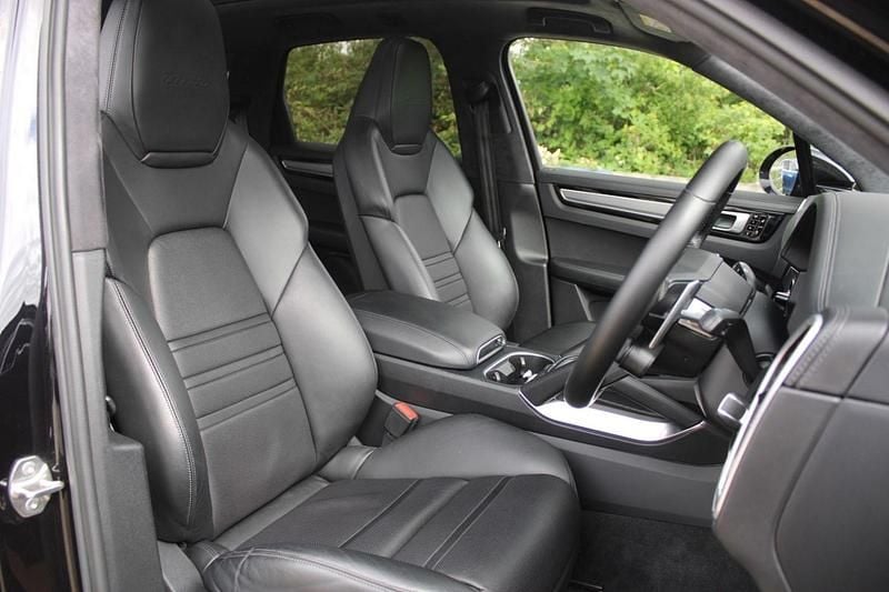 Used Porsche Cayenne Turbo 550 HP (404 kW) 2018 Black SUV