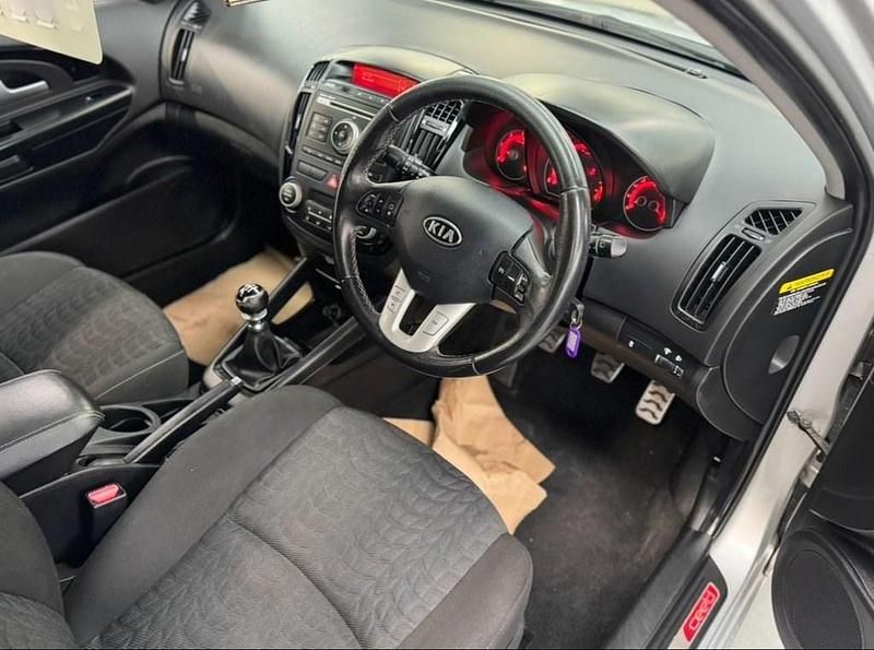 Usado Kia Ceed 113 HP (83 kW) 2012 Prateado Citadino