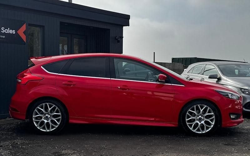 Used Ford Focus Zetec 125 HP (91 kW) 2015 Red Hatchback