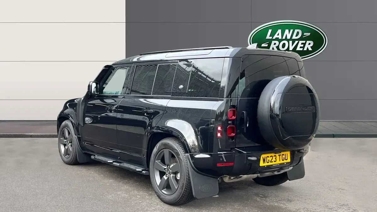 Used Land Rover Defender Dynamic 249 HP (183 kW) 2023 Santorini black SUV