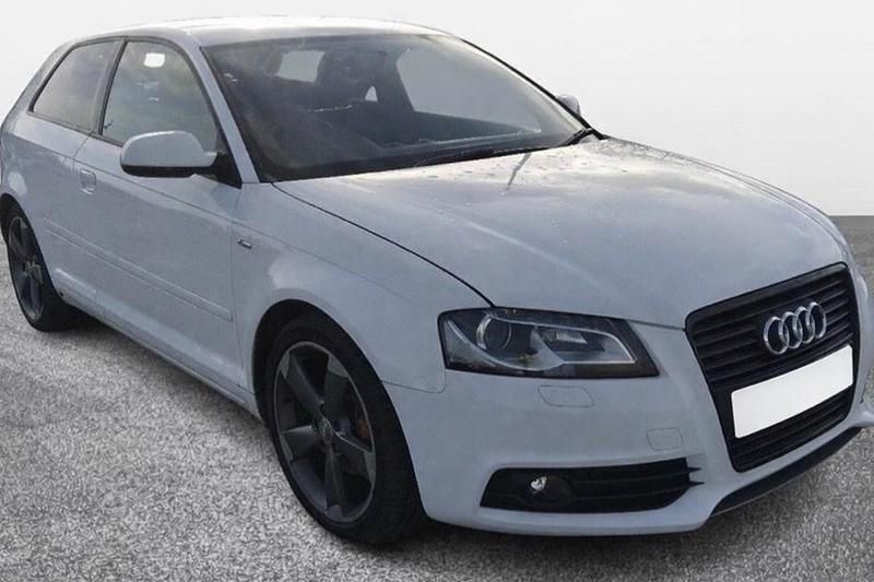 Begagnad Audi A3 Black Edition 2012 Vit Halvkombi
