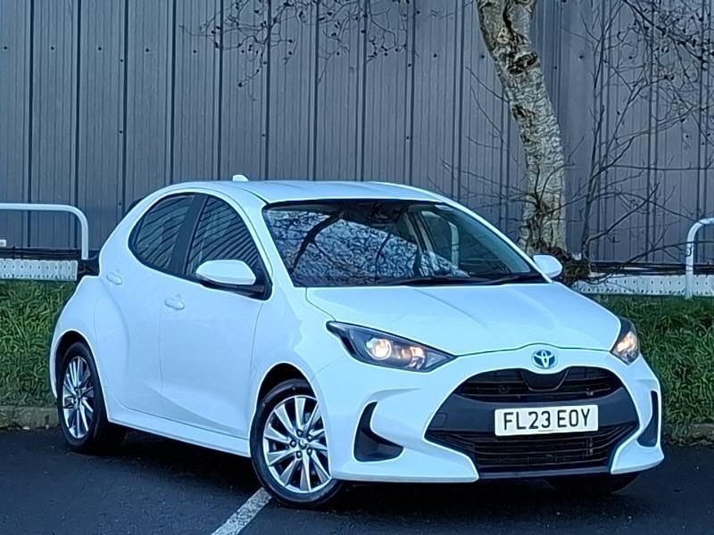 Used Toyota Yaris Hybrid 116 HP (85 kW) 2023 White Hatchback