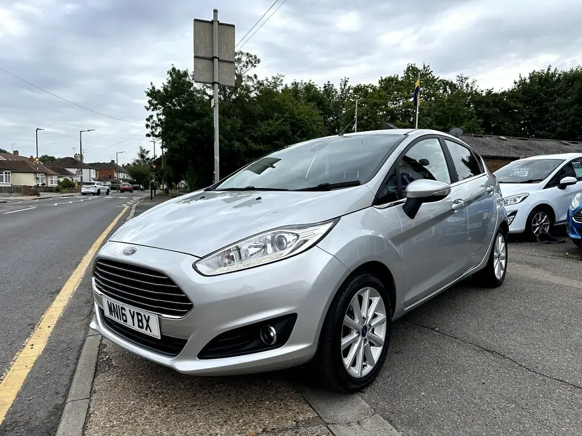 Used Ford Fiesta Titanium 100 HP (73 kW) 2016 Silver Hatchback