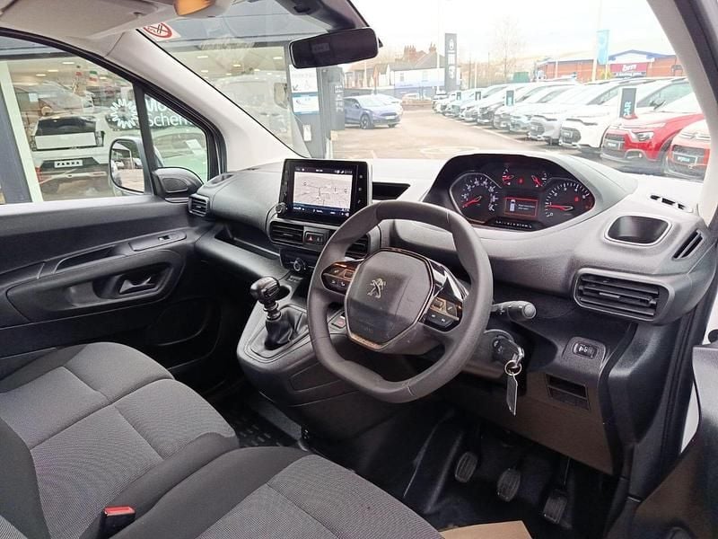 Used Peugeot Partner Premium 100 HP (73 kW) 2022 White MPV