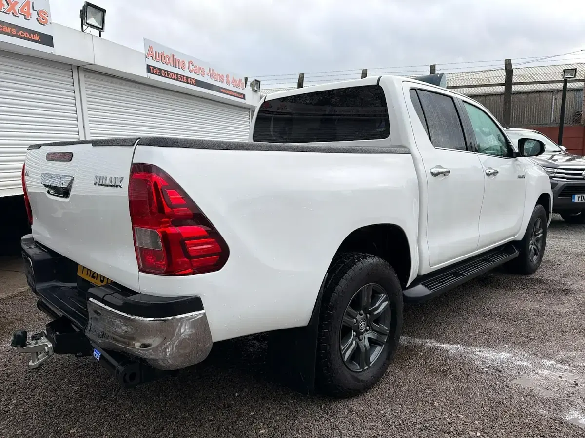 Used Toyota HiLux 150 HP (110 kW) 2021 White Pickup