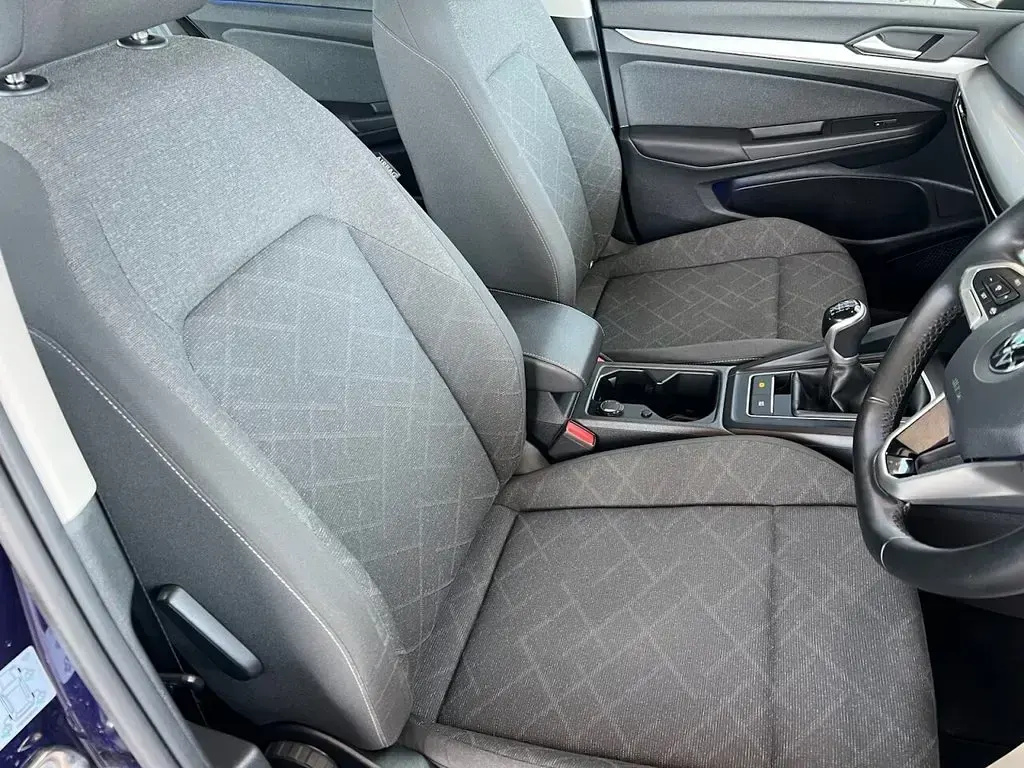 Used VW Golf VIII Life 110 HP (80 kW) 2022 Blue Hatchback