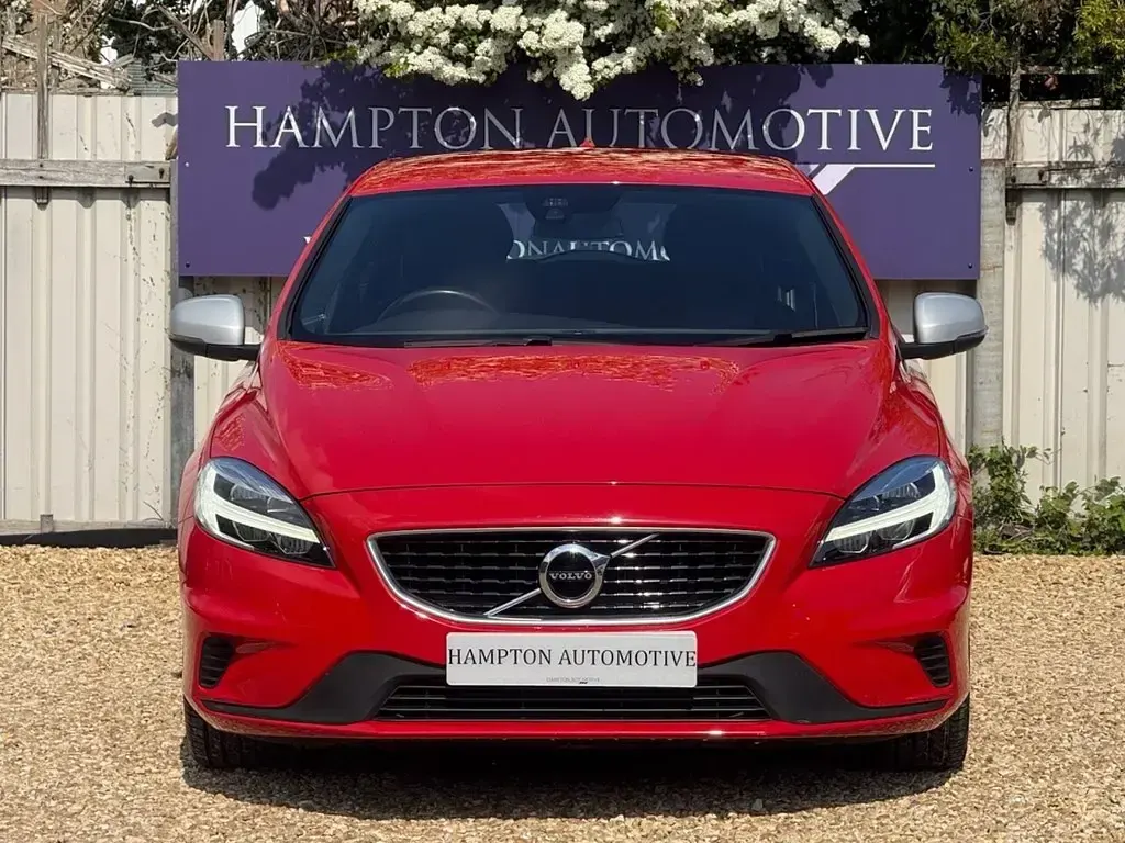 Begagnad Volvo V40 R-Design 152 HK (111 kW) 2018 Röd Halvkombi