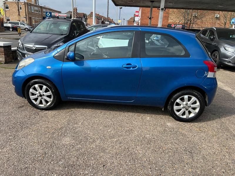 Used Toyota Yaris 69 HP (50 kW) 2011 Blue Hatchback