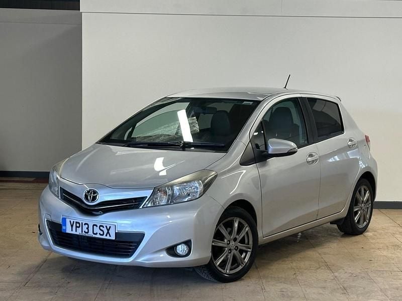 Used Toyota Yaris SR 99 HP (72 kW) 2013 Silver Hatchback