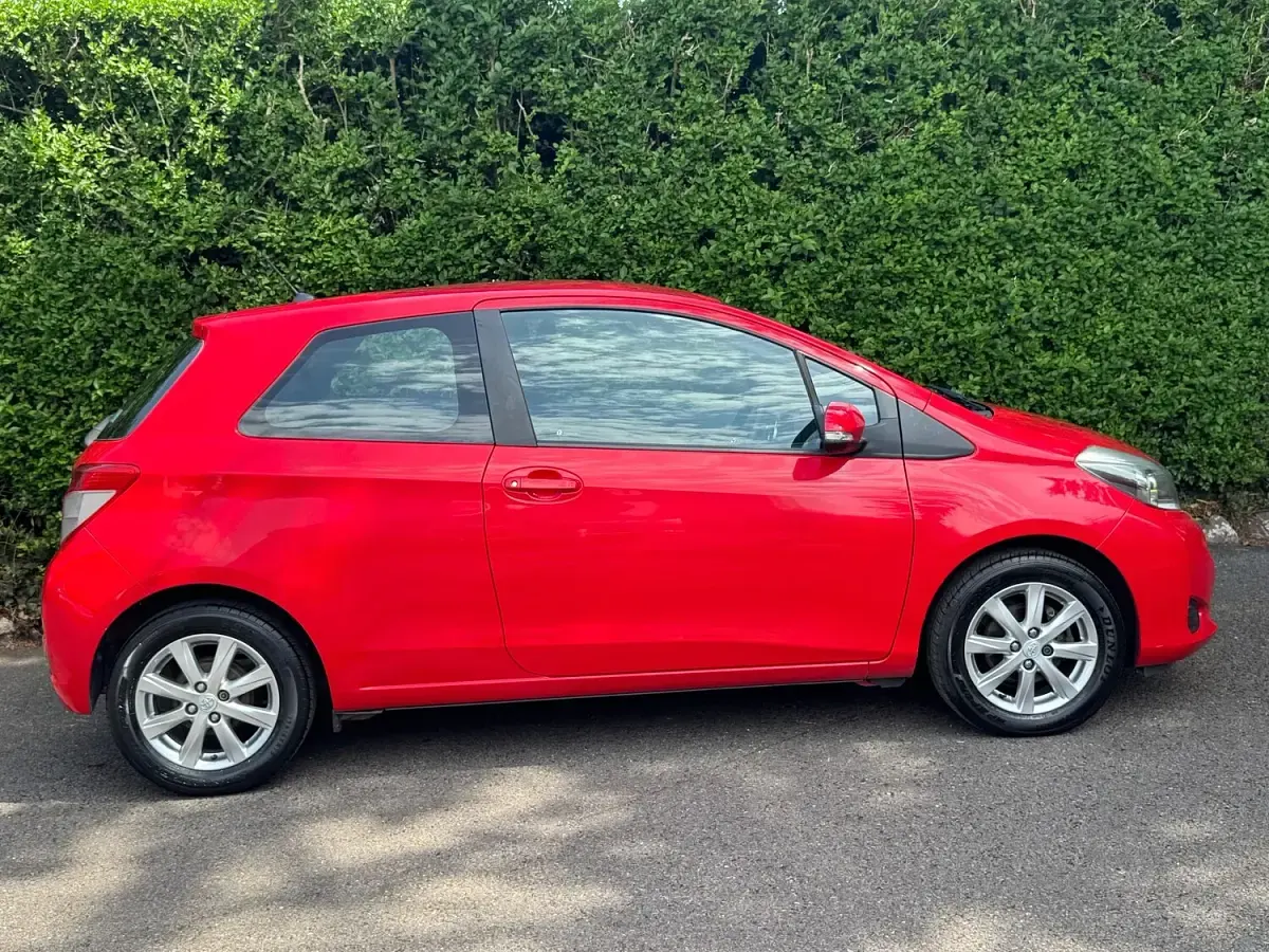 Used Toyota Yaris 101 HP (74 kW) 2012 Red Hatchback
