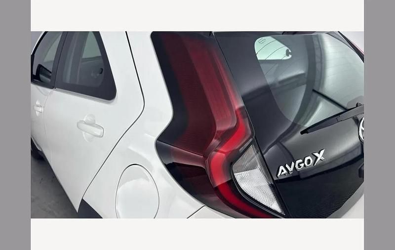 Usado Toyota Aygo X PURE 72 CV (52 kW) 2023 Blanco SUV