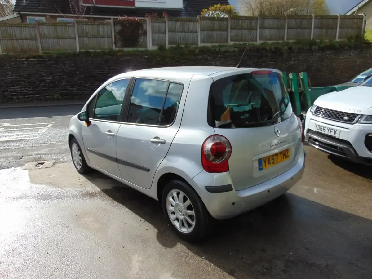 Usado Renault Modus Dynamique 112 HP (82 kW) 2008 Prateado Monovolume