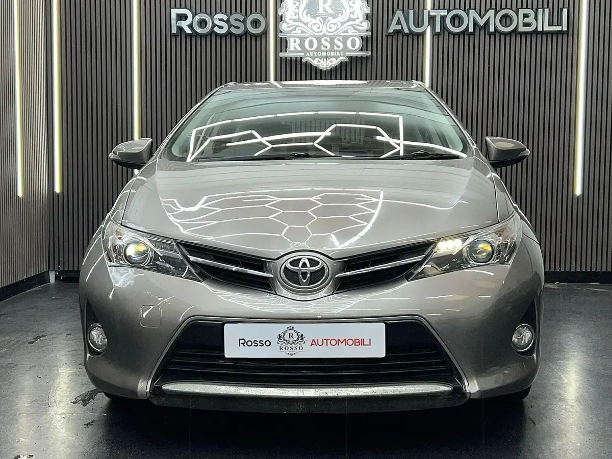 Used Toyota Auris 132 HP (97 kW) 2014 Grey Hatchback