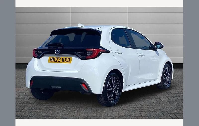 Used Toyota Yaris Hybrid Design 116 HP (85 kW) 2023 White Hatchback