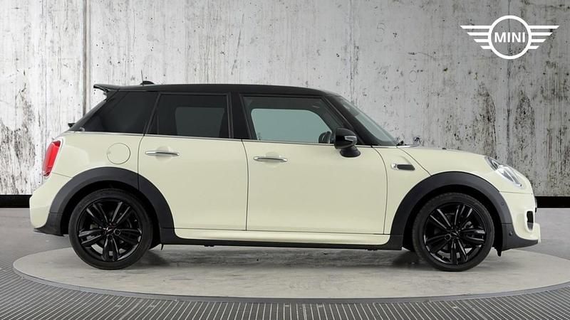 Used Mini Cooper Hatch 134 HP (98 kW) 2019 White Hatchback
