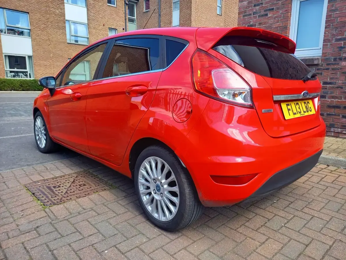 Used Ford Fiesta Titanium 75 HP (55 kW) 2013 Red Hatchback