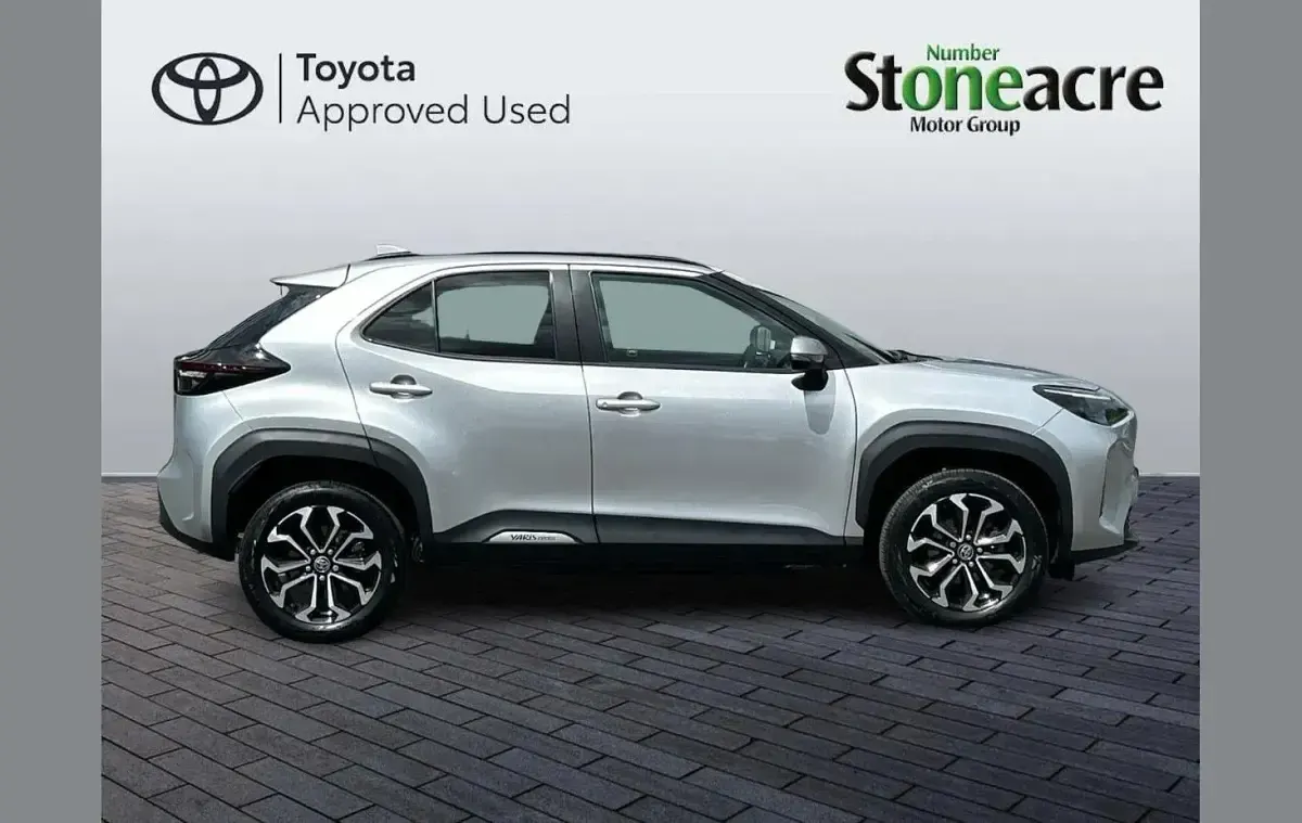 Used Toyota Yaris Cross Design 113 HP (83 kW) 2024 Silver SUV