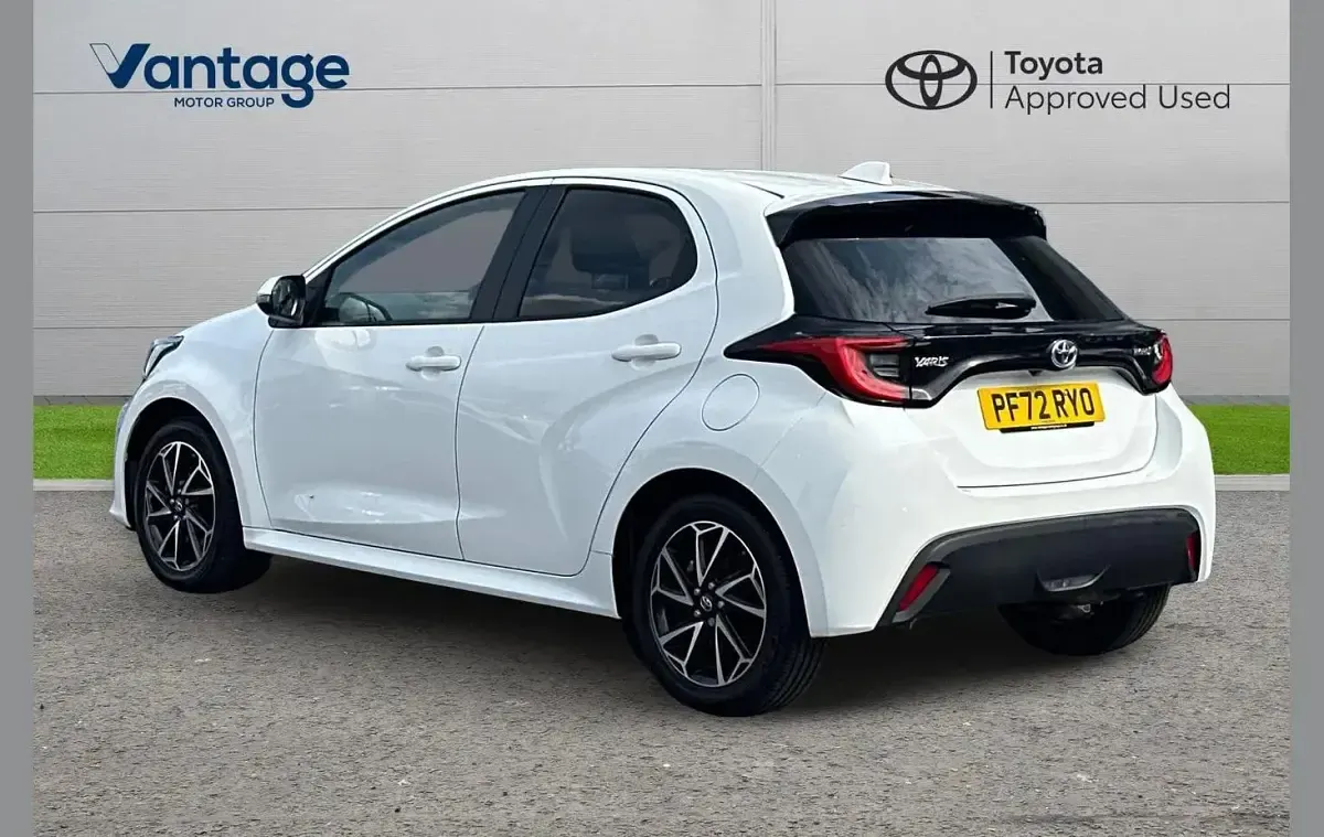 Used Toyota Yaris Design 113 HP (83 kW) 2023 White Hatchback