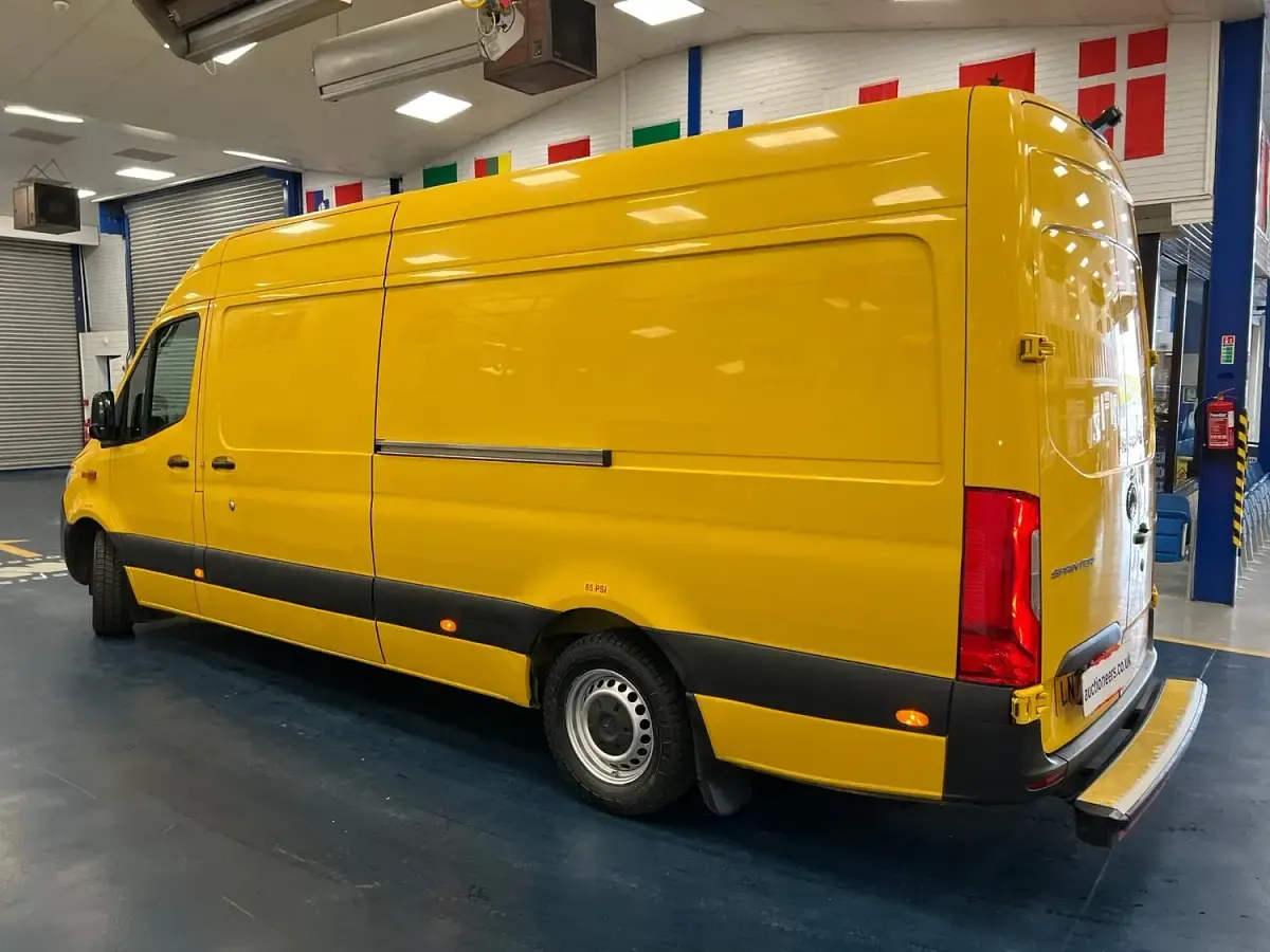 Used Mercedes Sprinter Progressive 143 HP (105 kW) 2020 Yellow Van