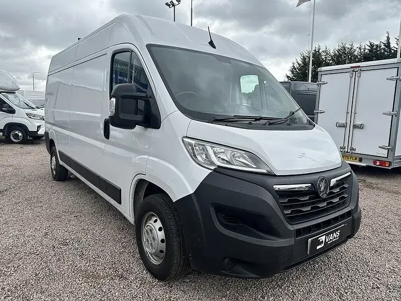 Used Vauxhall Movano 138 HP (101 kW) 2024 White