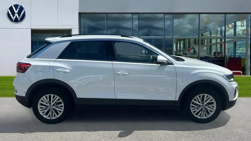 Used VW T-Roc Life 150 HP (110 kW) 2023 Pure white SUV
