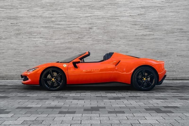 Begagnad Ferrari 296 830 HK (610 kW) 2024 Röd Cab