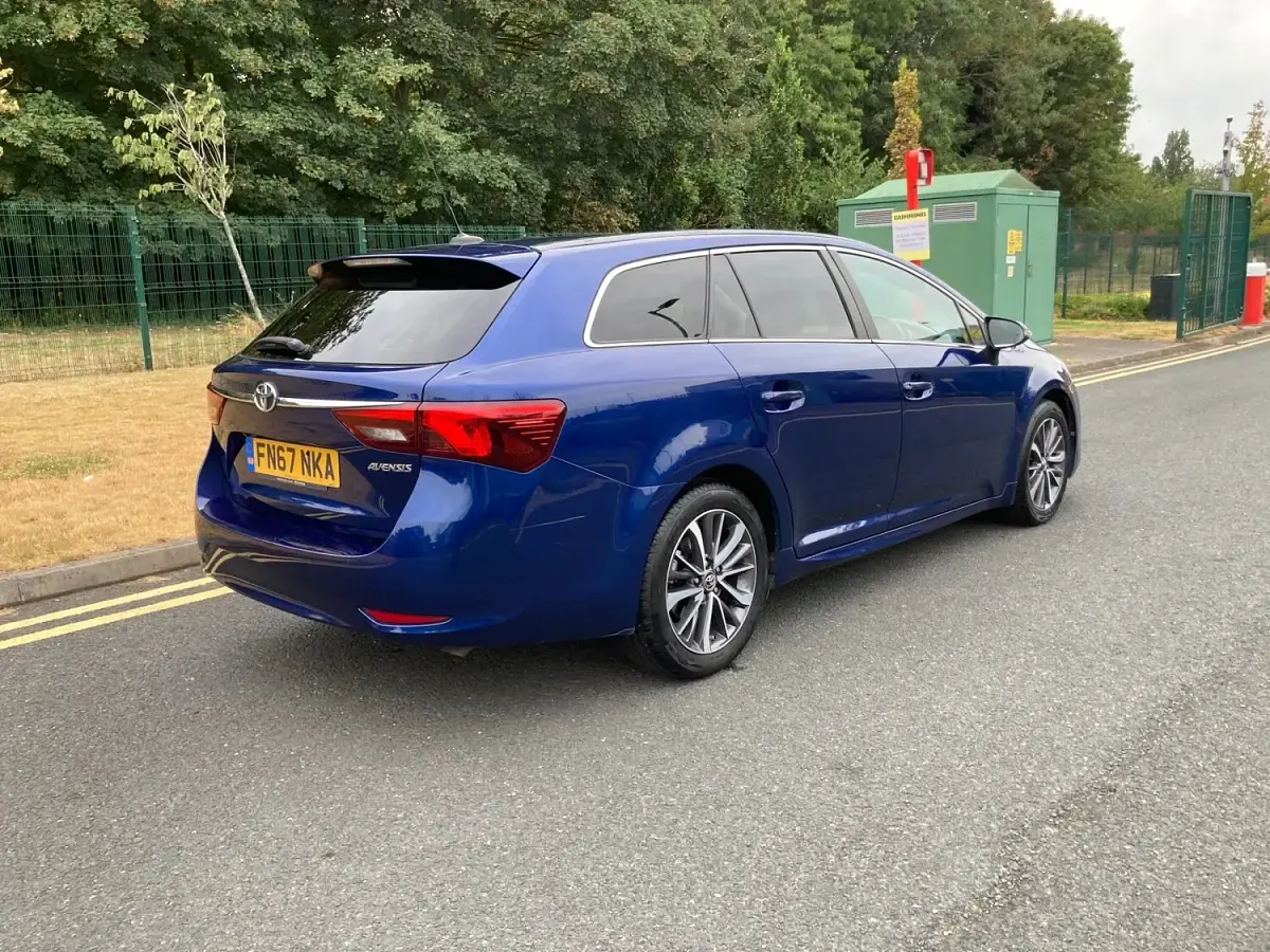 Used Toyota Avensis Business Edition 143 HP (105 kW) 2017 Blue Estate
