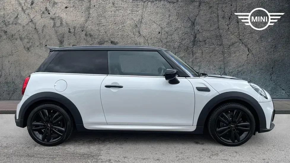 Used Mini Cooper Hatch 134 HP (98 kW) 2024 White Hatchback