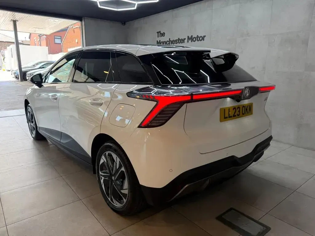 Used MG MG4 EV Trophy 63 kW (87 HP) 2023 White Hatchback