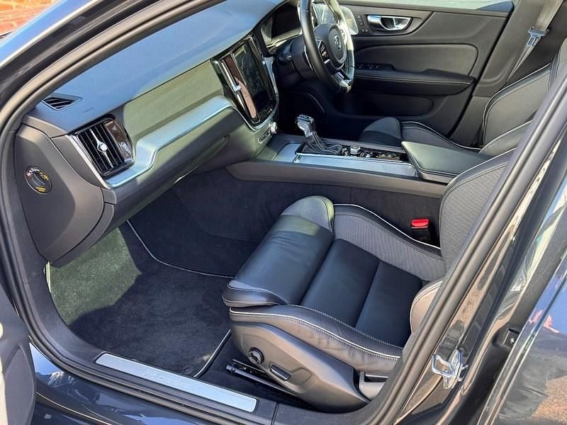 Used Volvo V60 R-Design Pro 190 HP (139 kW) 2019 Grey Estate