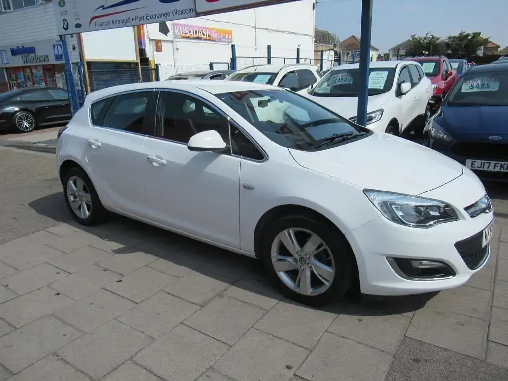 Used Vauxhall Astra SRi 2015 White Hatchback