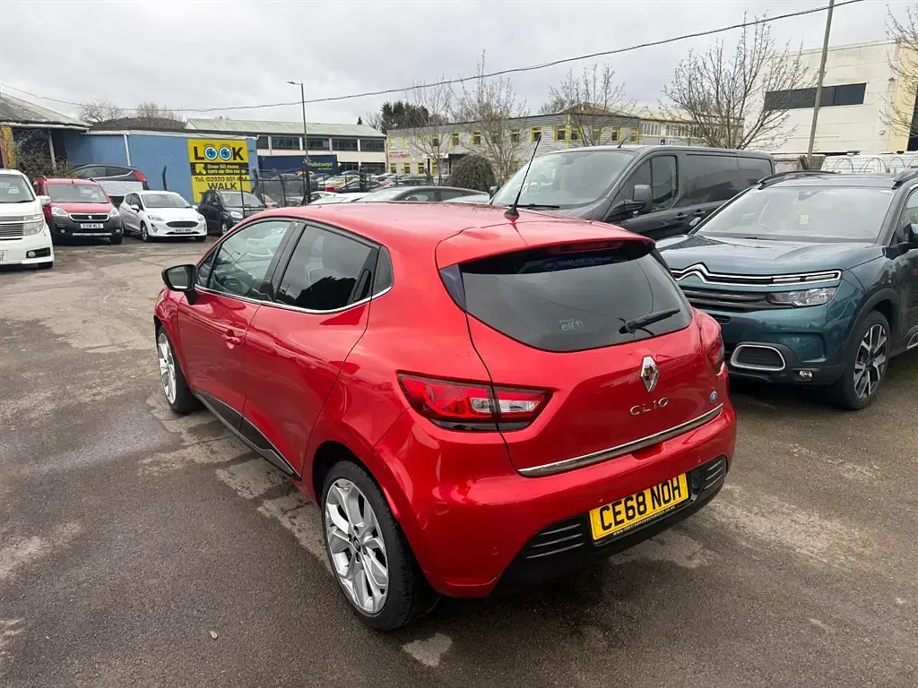 Used Renault Clio Iconic 90 HP (66 kW) 2018 Red Hatchback