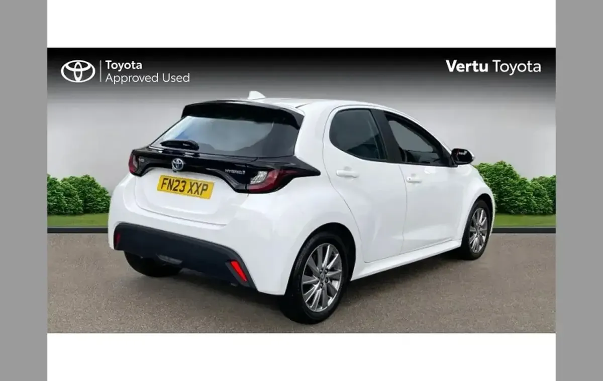 Used Toyota Yaris 113 HP (83 kW) 2023 White Hatchback