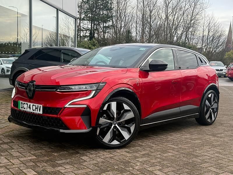 Begagnad Renault Megane E-Tech 159 kW (217 HK) 2024 Röd Halvkombi