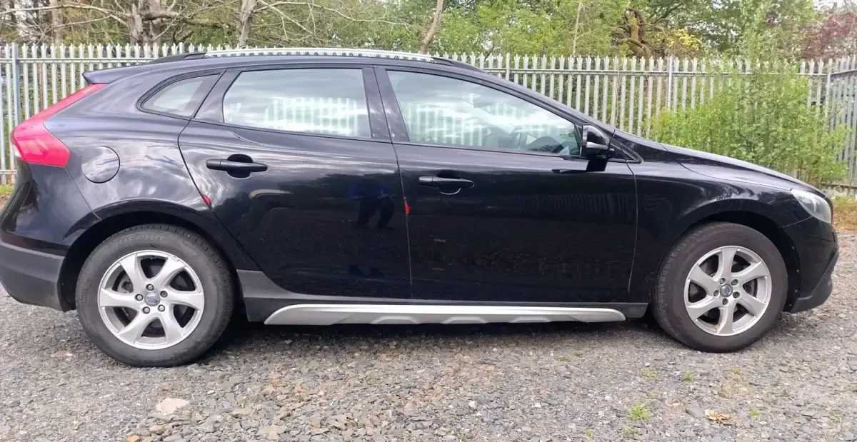 Käytetty Volvo V40 SE 2014 Musta Viistoperä