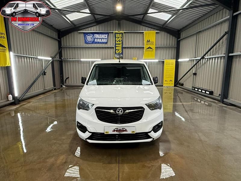 Używany Vauxhall Combo Sportive 100 KM (73 kW) 2021 Biały Van