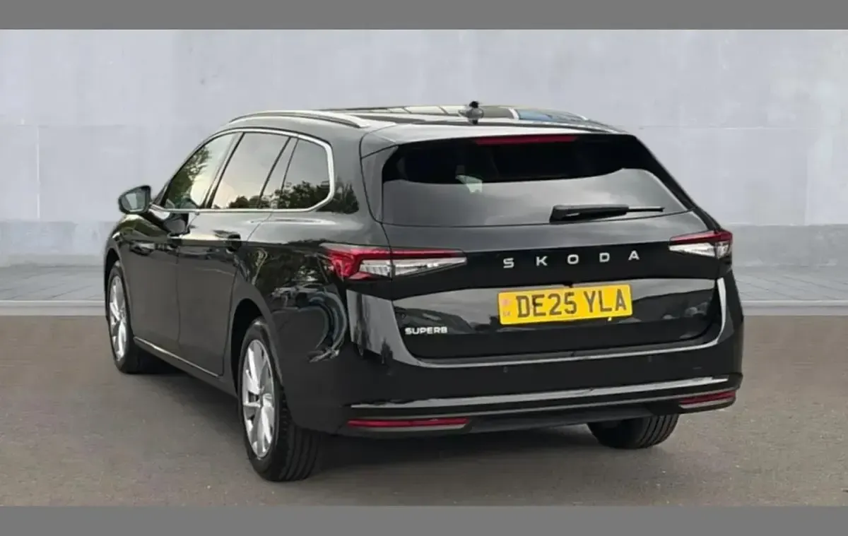 Usado Skoda Superb SE Technology 150 CV (110 kW) 2025 Negro Familiar