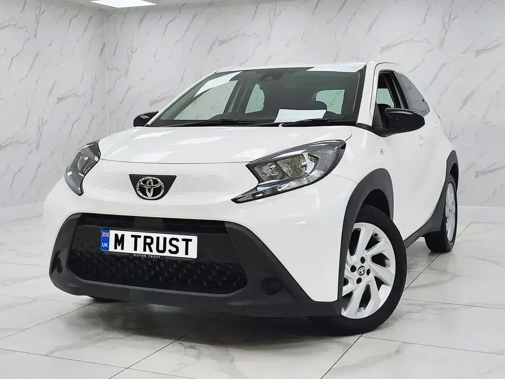 Used Toyota Aygo X PURE 72 HP (52 kW) 2023 White SUV