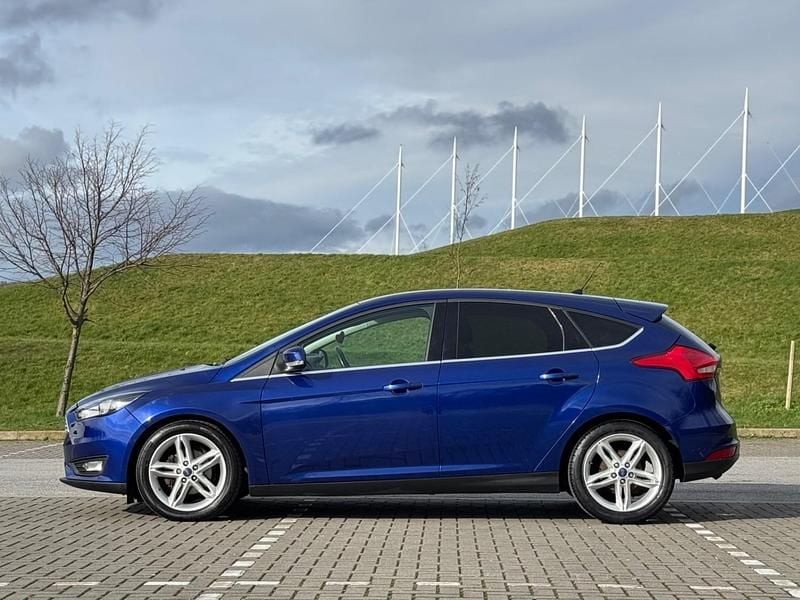 Used Ford Focus Zetec 125 HP (91 kW) 2016 Blue Hatchback