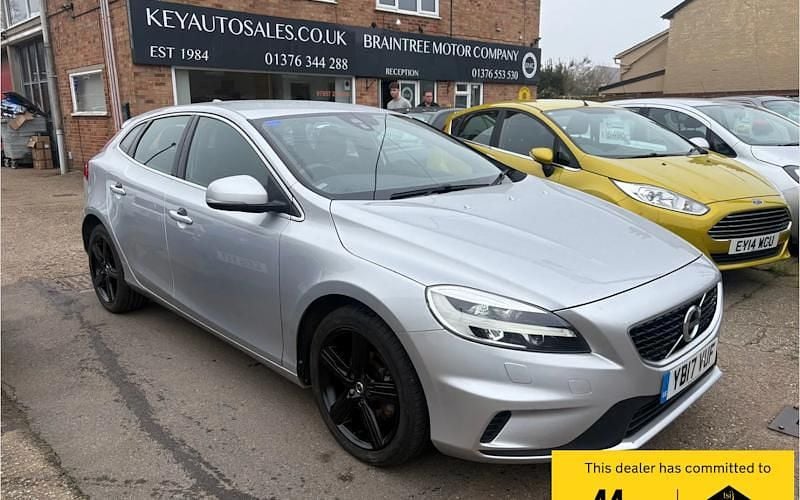 Begagnad Volvo V40 R-Design 120 HK (88 kW) 2019 Halvkombi