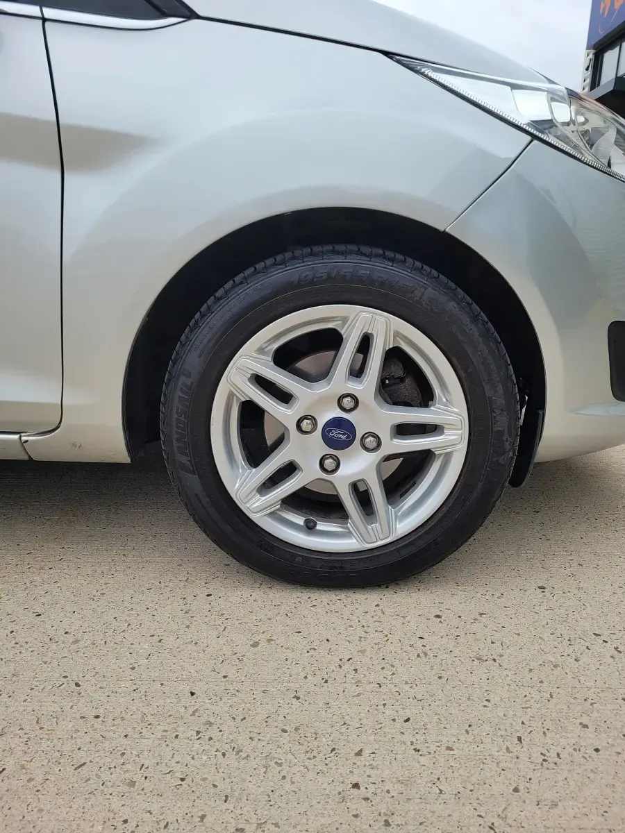Used Ford Fiesta Zetec 80 HP (58 kW) 2013 Silver Hatchback