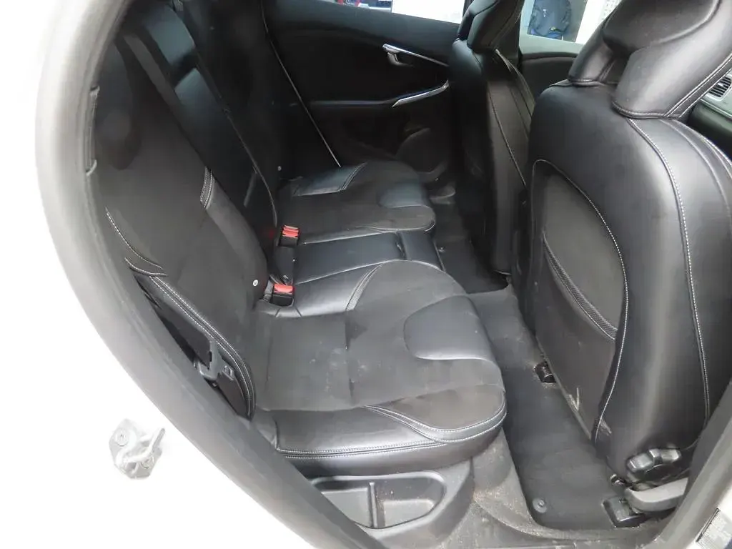 Used Volvo V40 R-Design 2016 White Hatchback