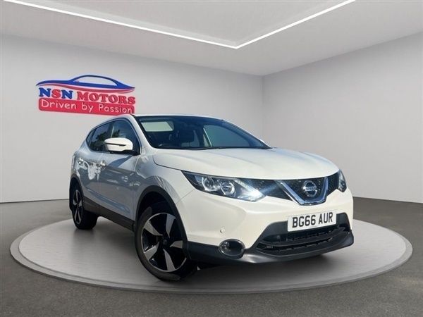 White Used 2016 Nissan Qashqai N-Connecta SUV | £8,440 (Good price) - Image 1/1