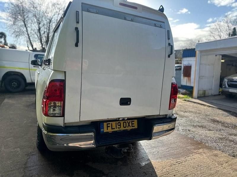 Used Toyota HiLux 150 HP (110 kW) 2019 White Pickup