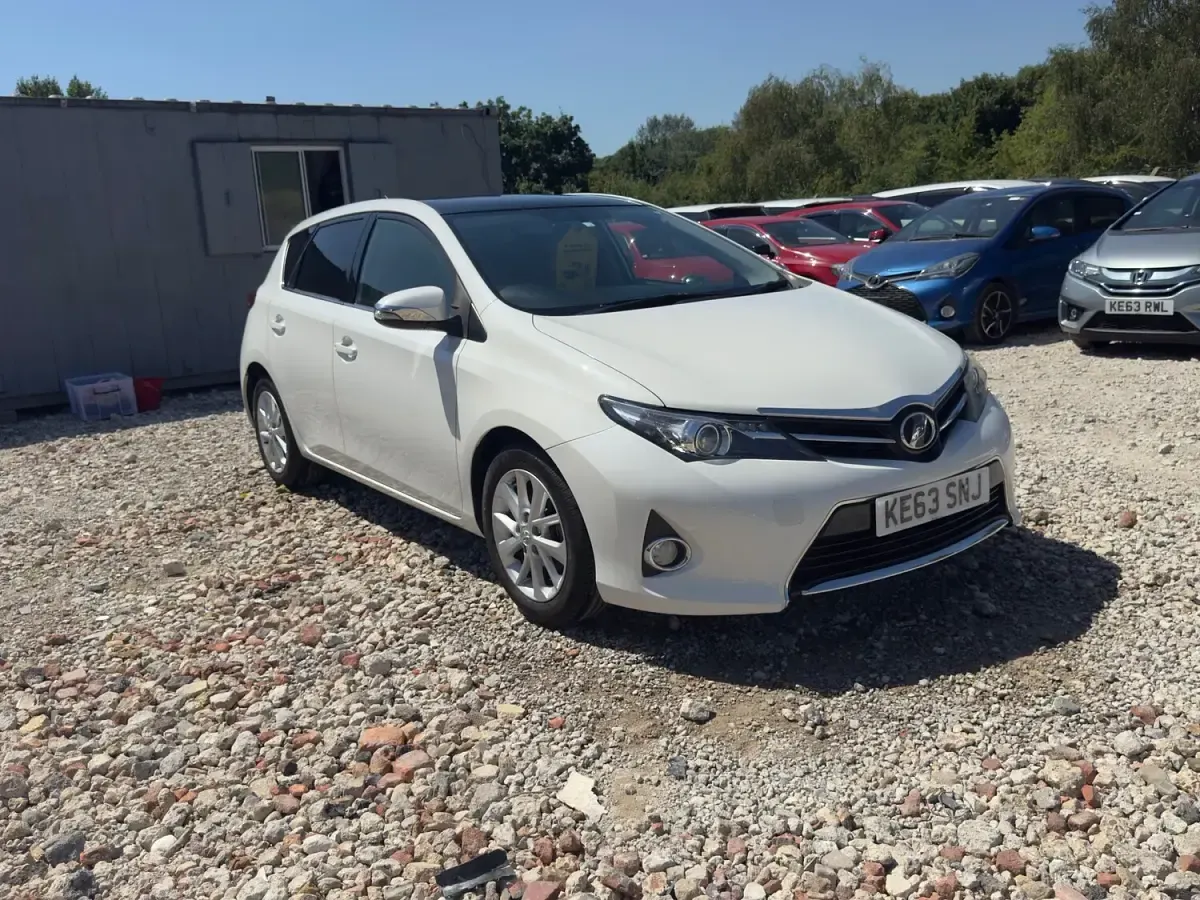 Used Toyota Auris Hybrid 136 HP (100 kW) 2014 White Hatchback