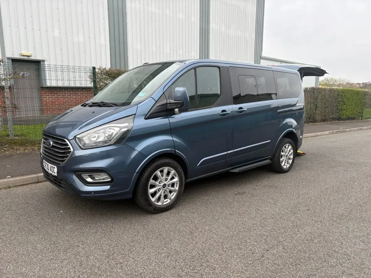 Begagnad Ford Tourneo Titanium 130 HK (95 kW) 2020 Blå Minibuss