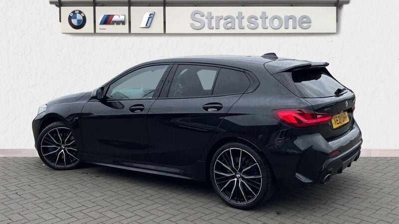 Begagnad BMW M135 M Performance 306 HK (225 kW) 2021 Svart Halvkombi