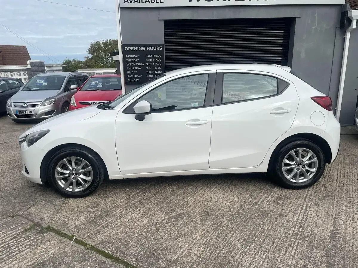 Used Mazda 2 2016 White Hatchback