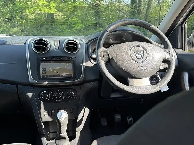 Used Dacia Sandero Lauréate 90 HP (66 kW) 2014 White Hatchback